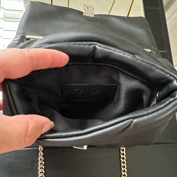 Zara Petite Quilted Handbag in Black with Gold Chain, New without tags - Picture 4 of 7
